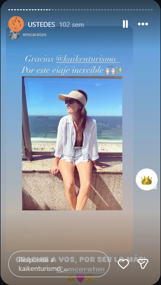 Viajera en la playa agradeciendo a Kaiken